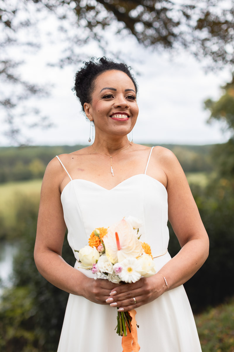 mariée métisse avec bouquet orangé style Bridgerton